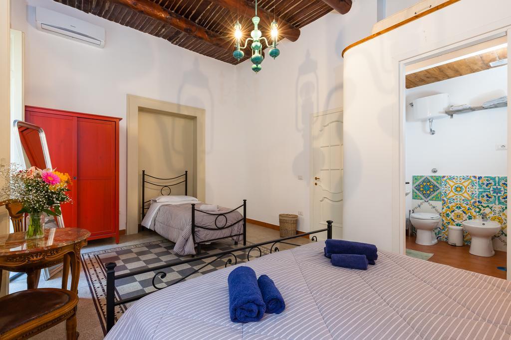Don Pedro Rooms Vicere Di Toledo In The City Center Naples Exterior photo