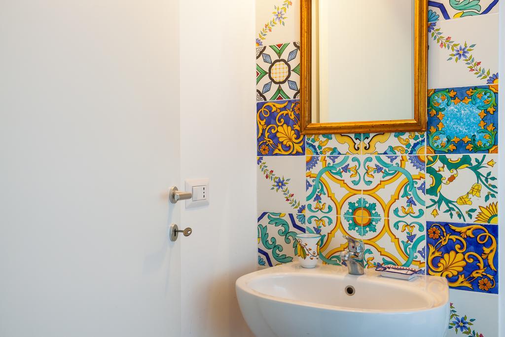 Don Pedro Rooms Vicere Di Toledo In The City Center Naples Exterior photo