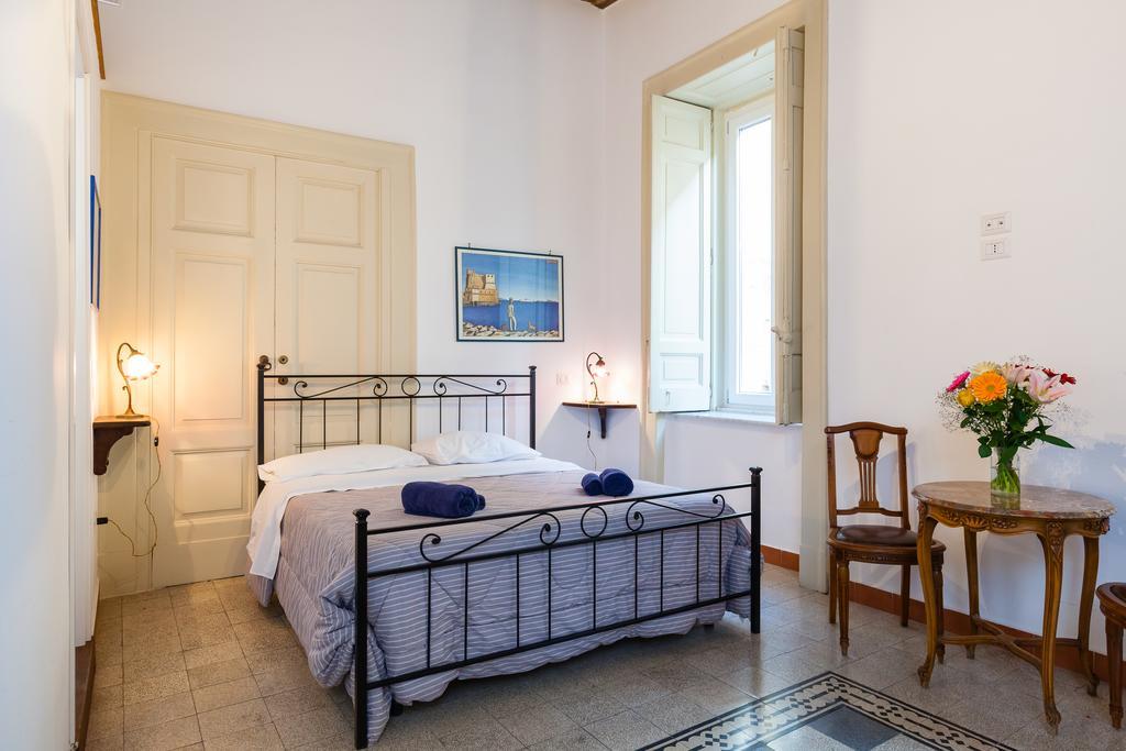 Don Pedro Rooms Vicere Di Toledo In The City Center Naples Exterior photo