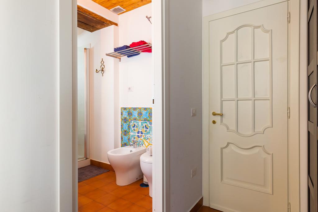 Don Pedro Rooms Vicere Di Toledo In The City Center Naples Exterior photo