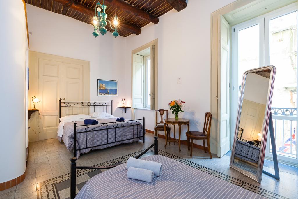 Don Pedro Rooms Vicere Di Toledo In The City Center Naples Exterior photo