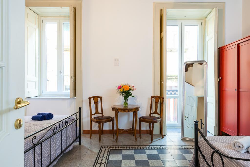 Don Pedro Rooms Vicere Di Toledo In The City Center Naples Exterior photo