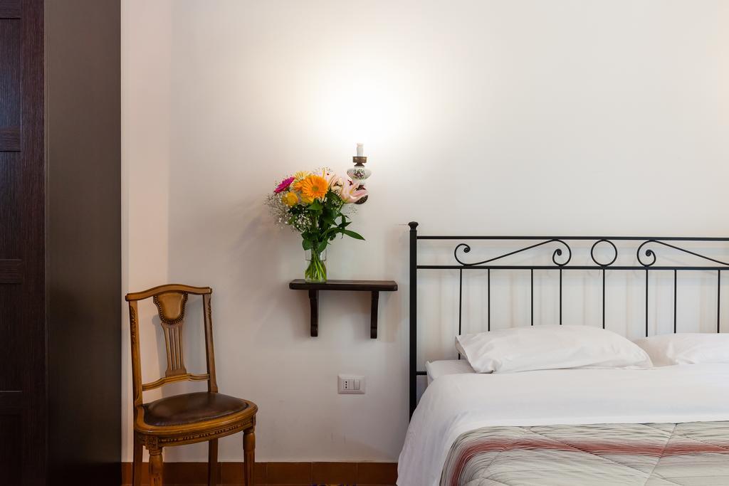 Don Pedro Rooms Vicere Di Toledo In The City Center Naples Exterior photo