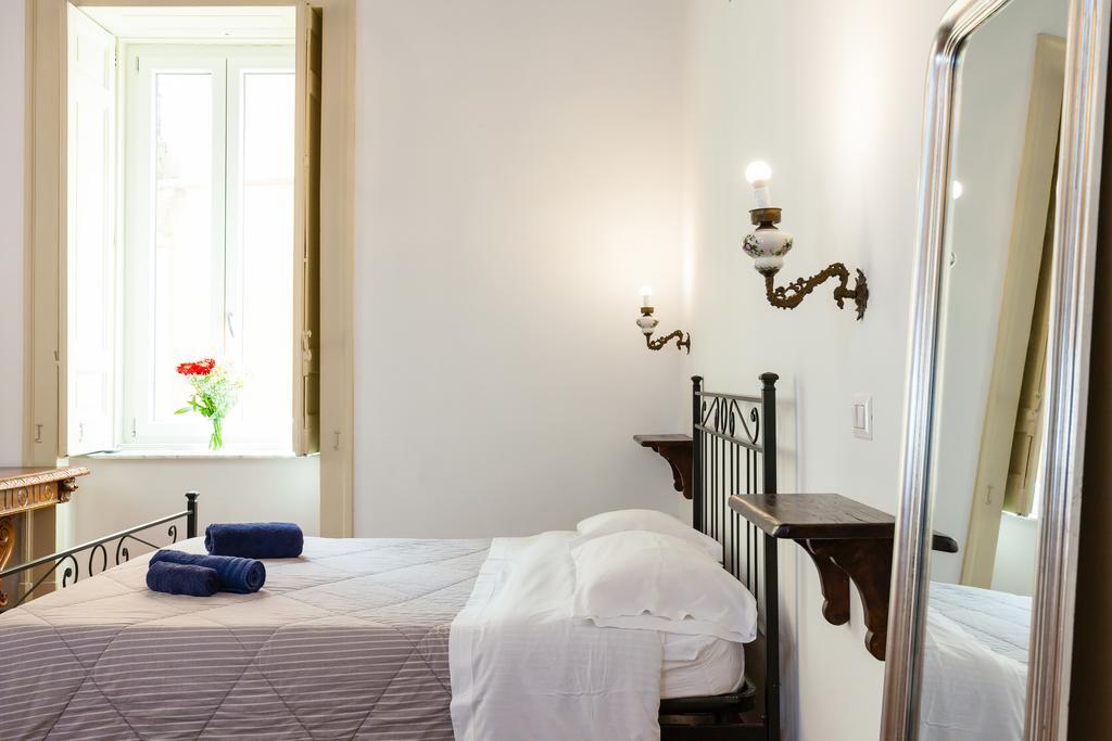 Don Pedro Rooms Vicere Di Toledo In The City Center Naples Exterior photo