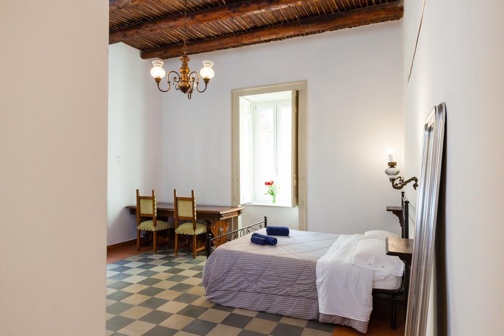 Don Pedro Rooms Vicere Di Toledo In The City Center Naples Exterior photo