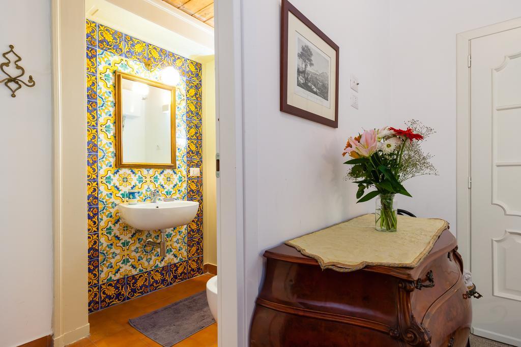 Don Pedro Rooms Vicere Di Toledo In The City Center Naples Exterior photo